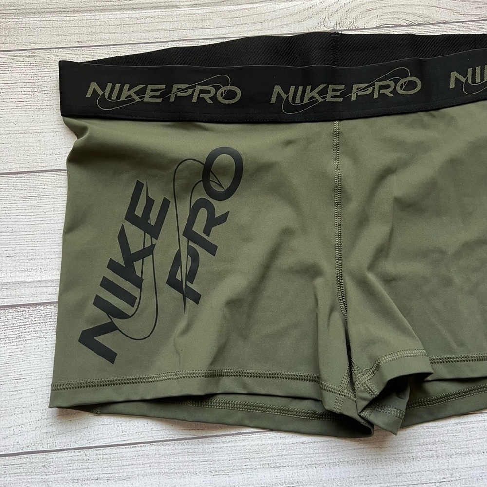 Nike Pro
Women's Mid-Rise 3" Graphic Shorts NWT Size XXL